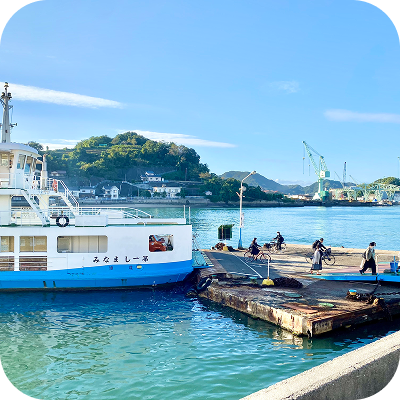 尾道の海沿いの船の写真